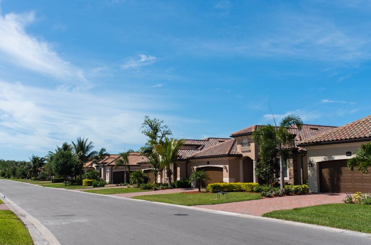 Well-maintained lawns and landscaping in a Tampa Bay neighborhood